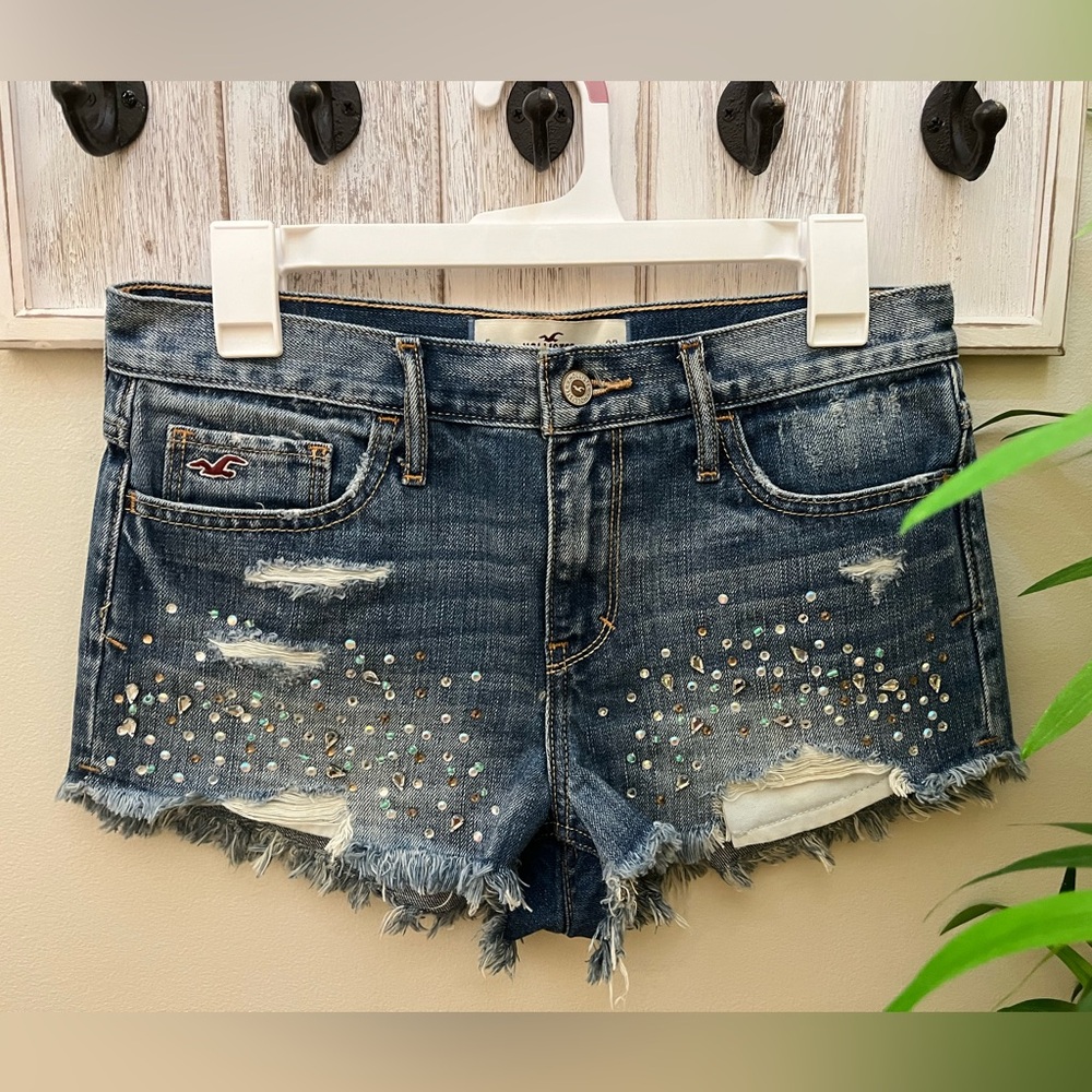 Hollister Women's Distressed Embellished Blue Denim Shorts. Size 5/27